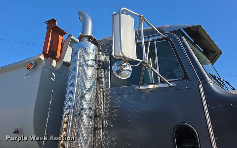 image for item FI0709 1997 Peterbilt 385 dump truck