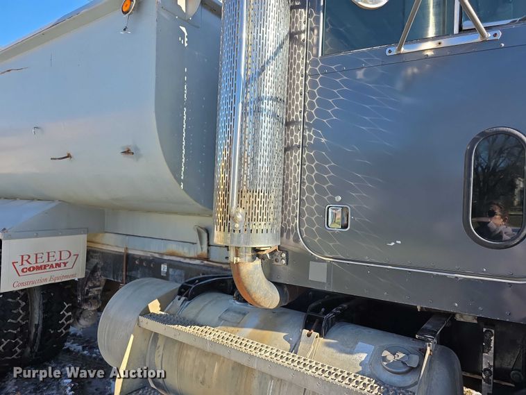 image for item FI0709 1997 Peterbilt 385 dump truck