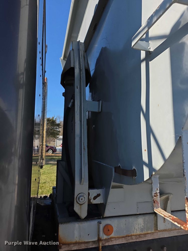 image for item FI0709 1997 Peterbilt 385 dump truck