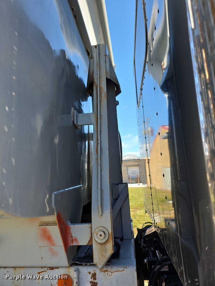 image for item FI0709 1997 Peterbilt 385 dump truck