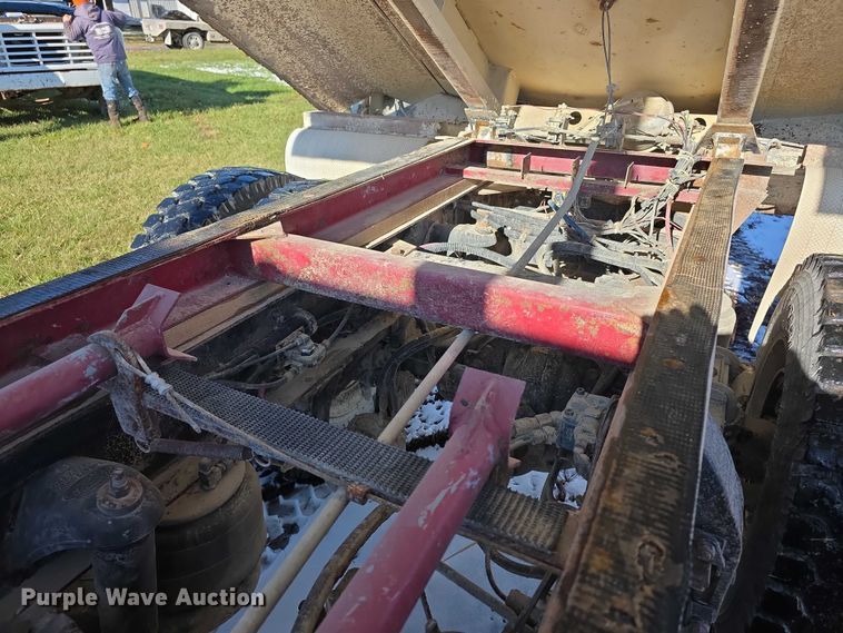 image for item FI0709 1997 Peterbilt 385 dump truck