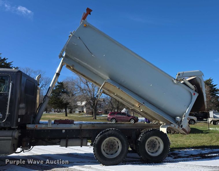 image for item FI0709 1997 Peterbilt 385 dump truck