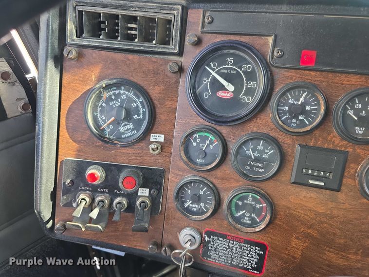 image for item FI0709 1997 Peterbilt 385 dump truck