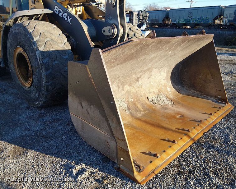 image for item FK0696 2009 John Deere 824K wheel loader