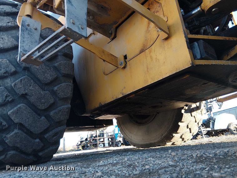 image for item FK0696 2009 John Deere 824K wheel loader