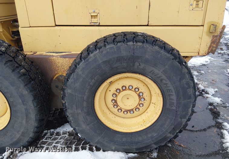 image for item FK0734 1993 John Deere 770B motor grader