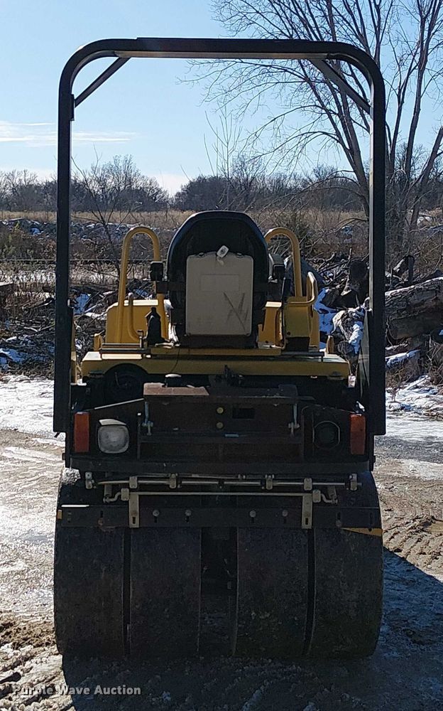 image for item FK0756 2006 Caterpillar CB-335E combination roller