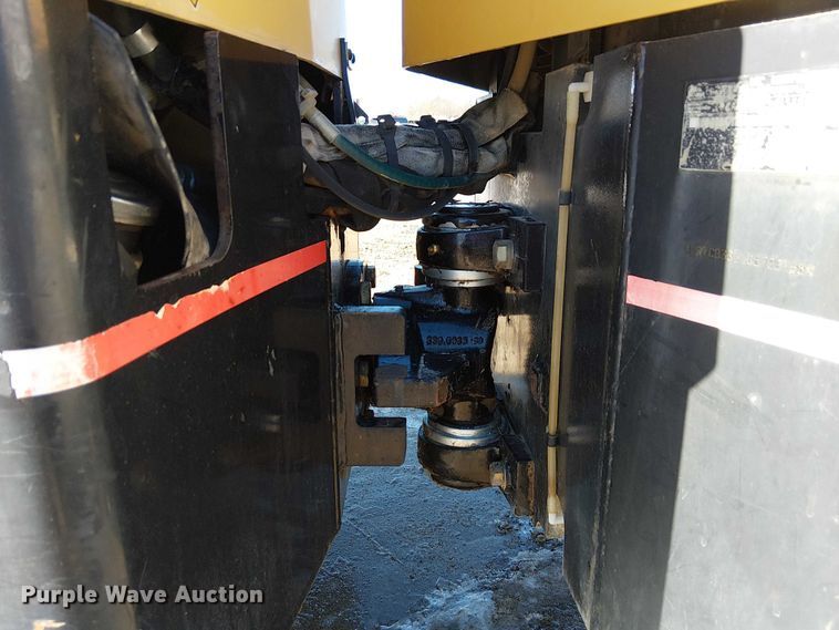 image for item FK0756 2006 Caterpillar CB-335E combination roller