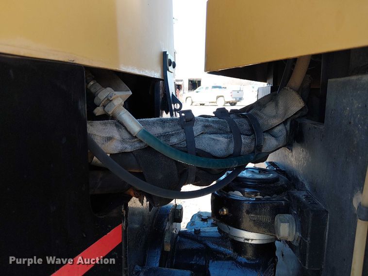 image for item FK0756 2006 Caterpillar CB-335E combination roller