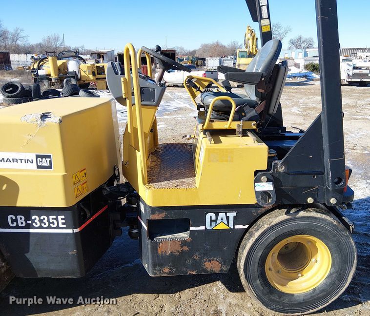 image for item FK0756 2006 Caterpillar CB-335E combination roller