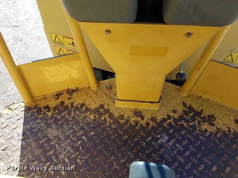 image for item FK0756 2006 Caterpillar CB-335E combination roller