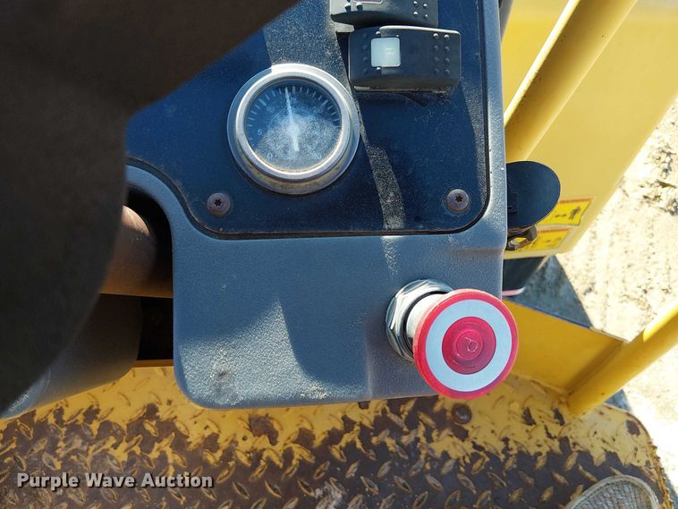 image for item FK0756 2006 Caterpillar CB-335E combination roller