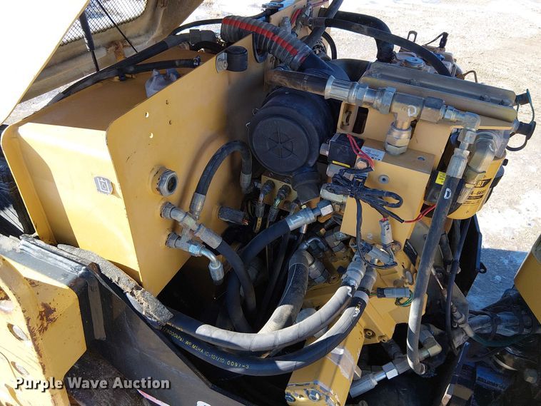 image for item FK0756 2006 Caterpillar CB-335E combination roller