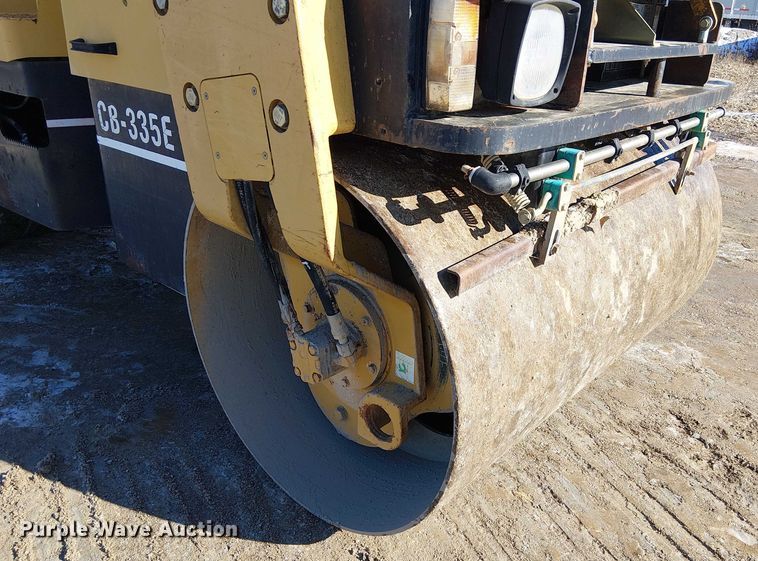 image for item FK0756 2006 Caterpillar CB-335E combination roller