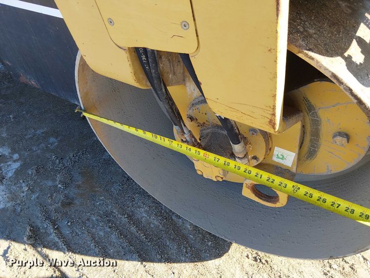 image for item FK0756 2006 Caterpillar CB-335E combination roller