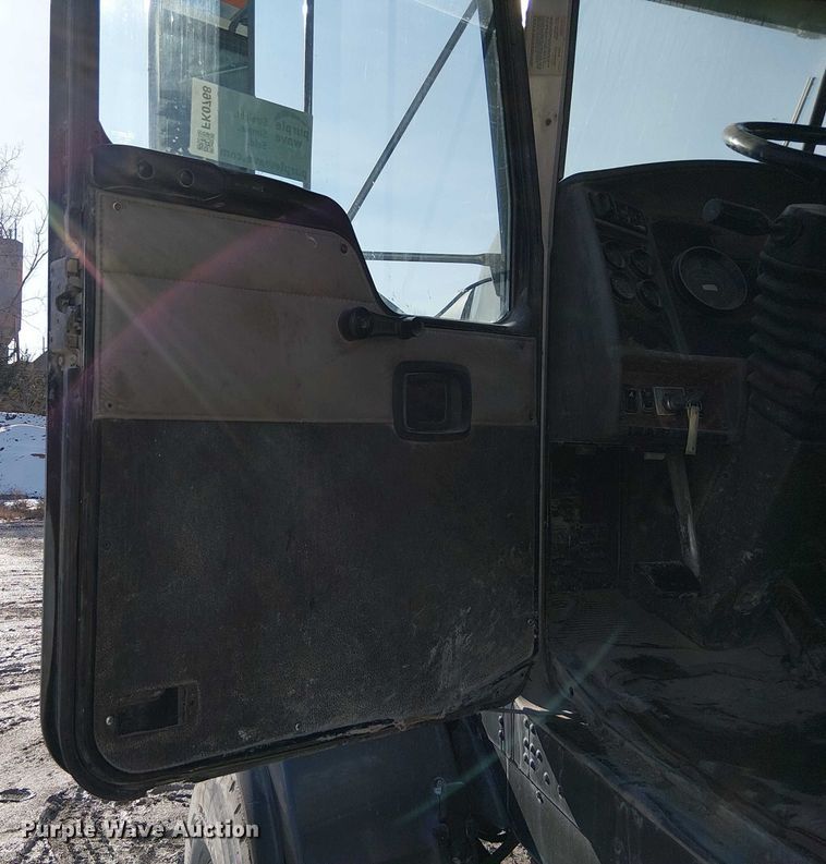 image for item FK0768 2004 Kenworth T800 ready mix truck