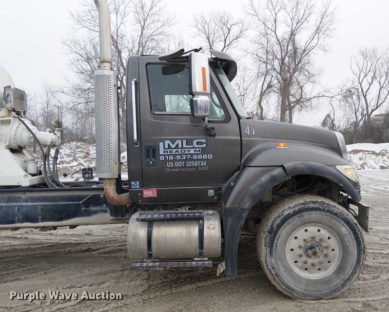 image for item FK0771 2005 International 7700 ready mix truck