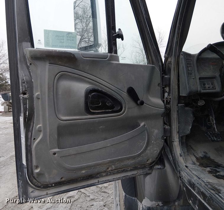 image for item FK0771 2005 International 7700 ready mix truck