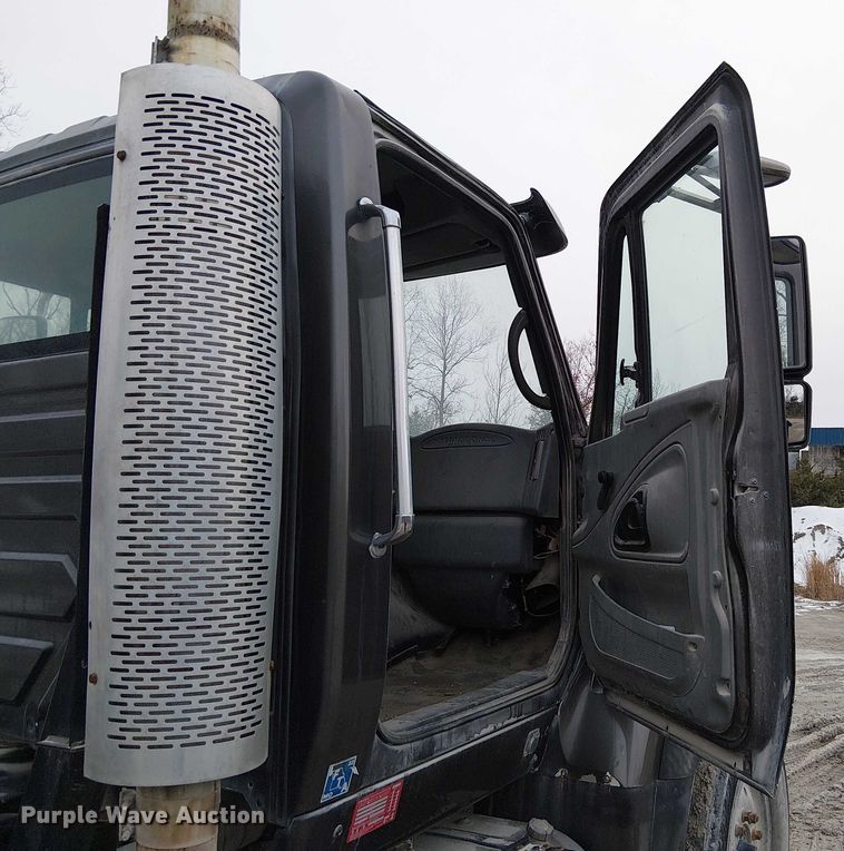 image for item FK0771 2005 International 7700 ready mix truck