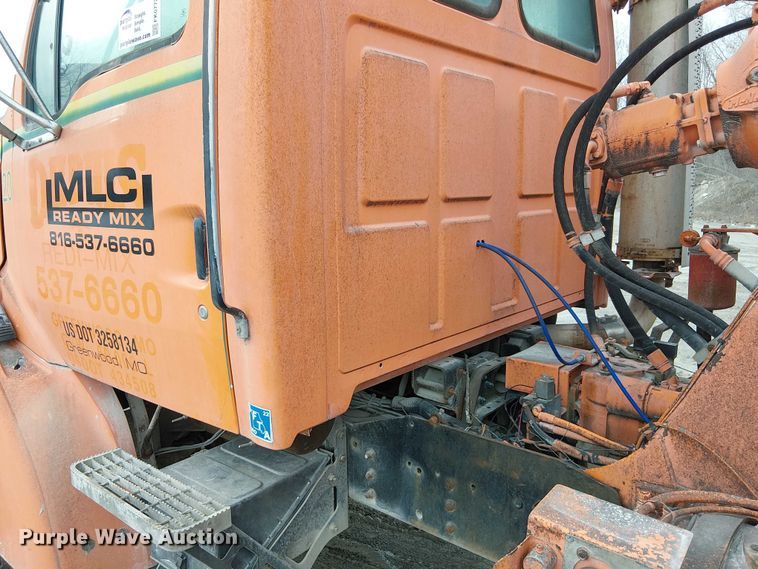 image for item FK0772 1998 Ford LT9511 ready mix truck