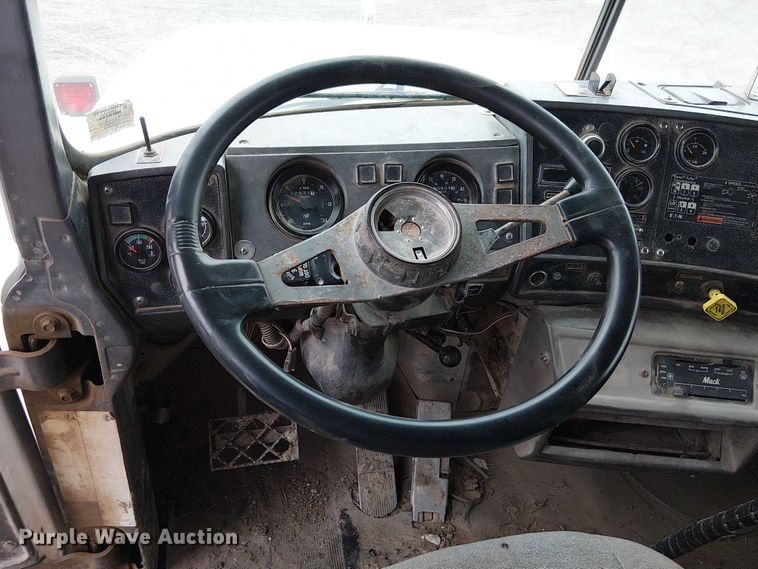 image for item FK0798 1999 Mack RD688S dump truck