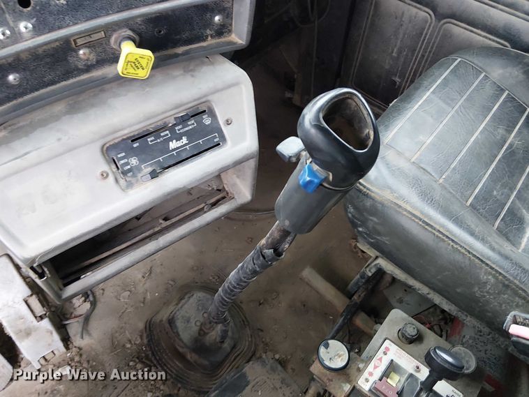 image for item FK0798 1999 Mack RD688S dump truck