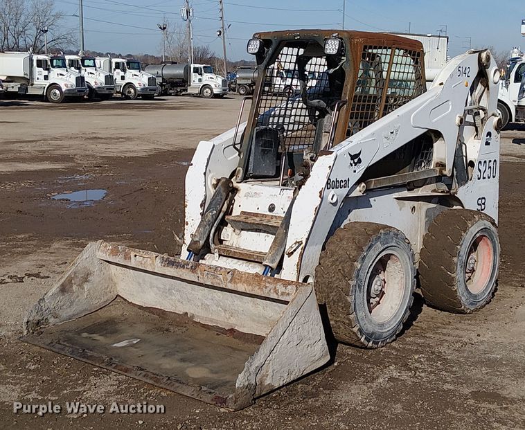 image for item FK0843 2003 Bobcat S250 skid steer loader