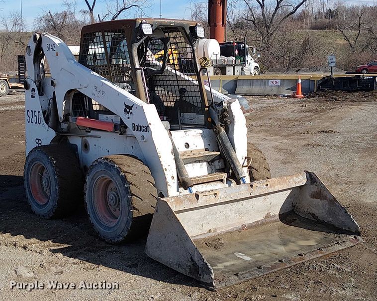 image for item FK0843 2003 Bobcat S250 skid steer loader