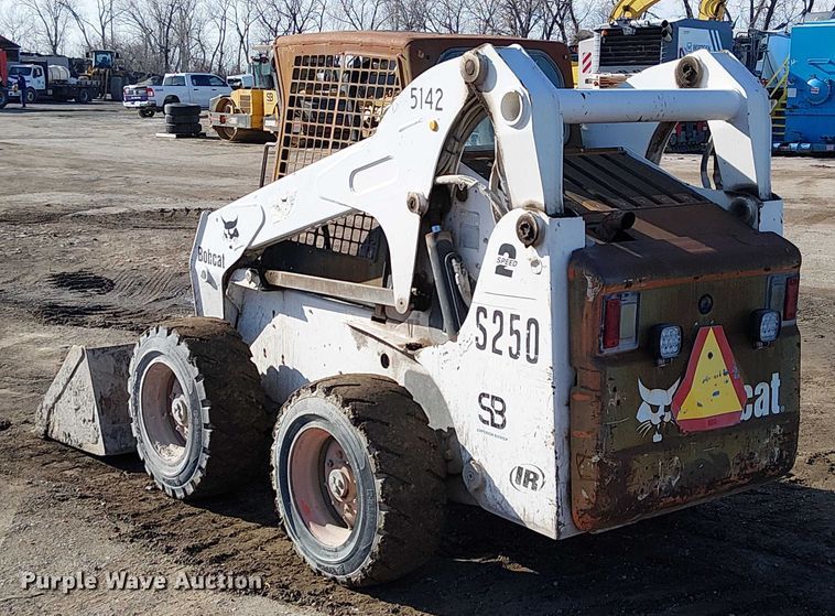 image for item FK0843 2003 Bobcat S250 skid steer loader