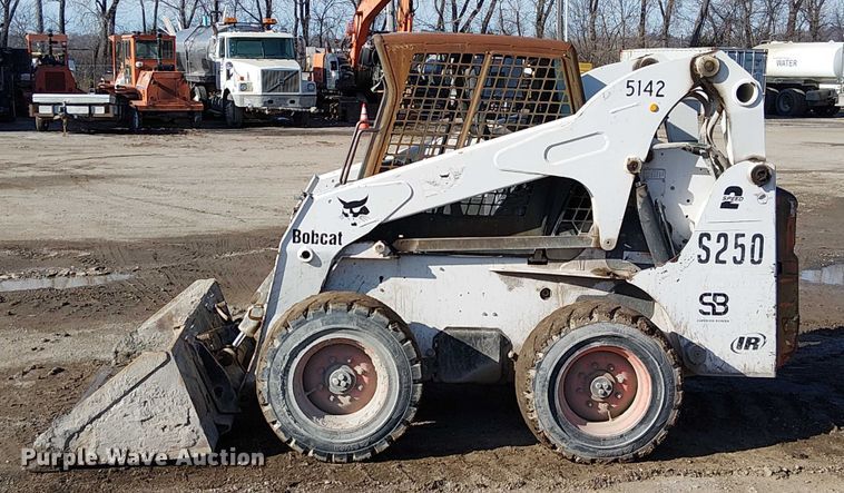 image for item FK0843 2003 Bobcat S250 skid steer loader
