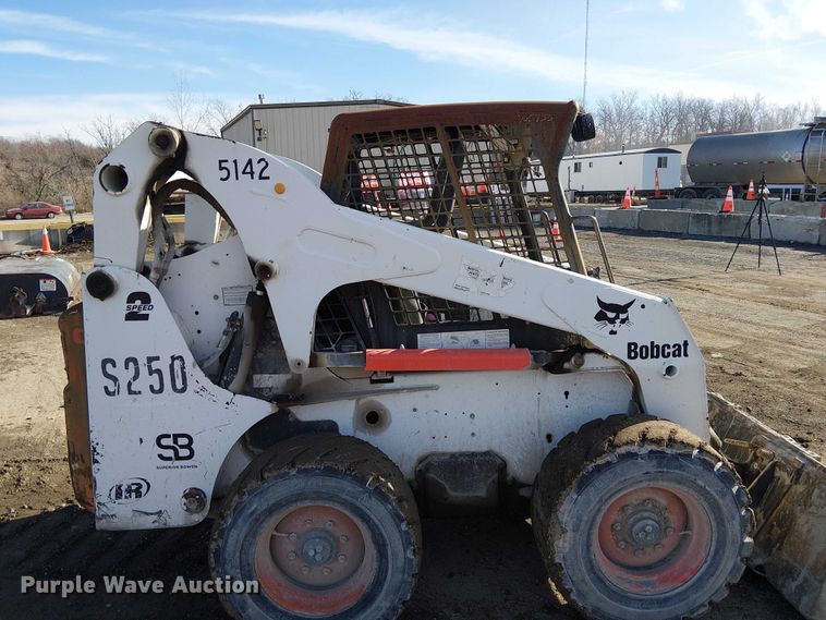 image for item FK0843 2003 Bobcat S250 skid steer loader