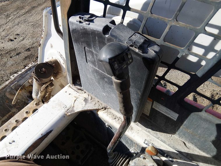 image for item FK0843 2003 Bobcat S250 skid steer loader