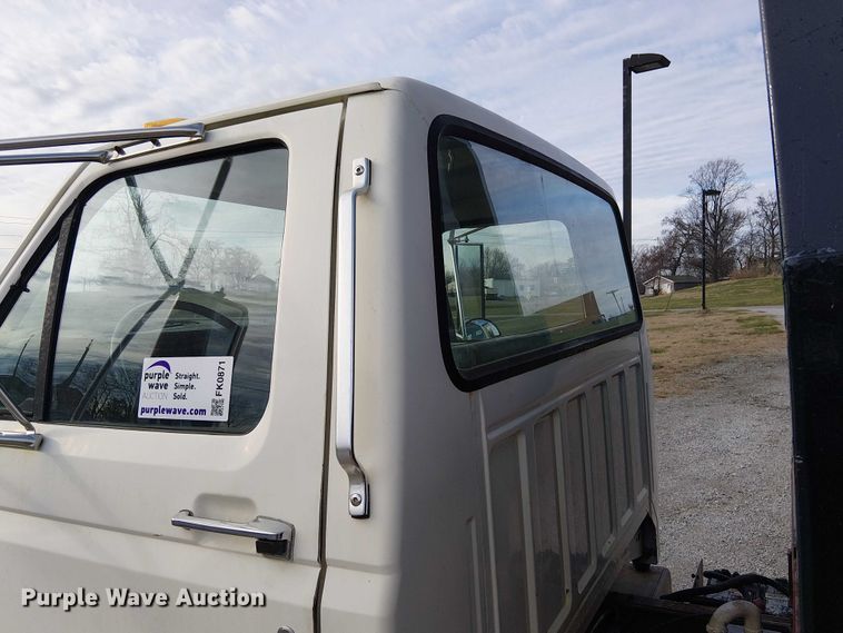 image for item FK0871 1998 Ford F800 dump flatbed truck