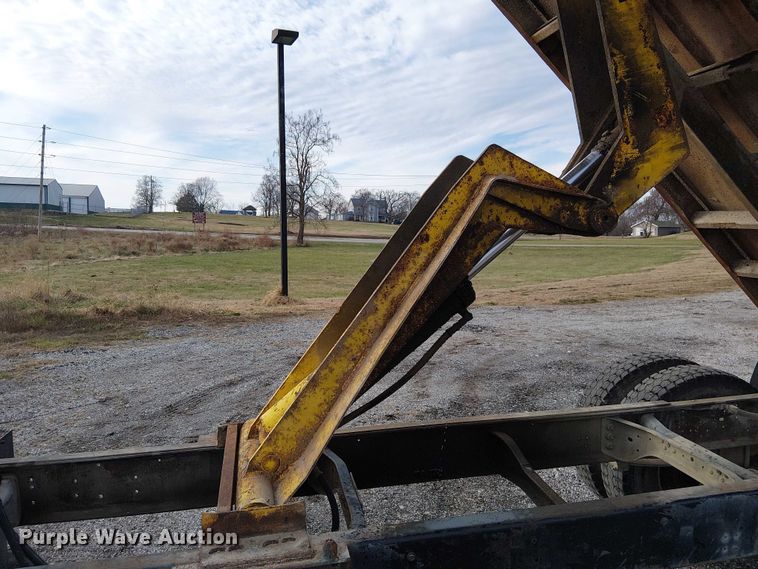 image for item FK0871 1998 Ford F800 dump flatbed truck