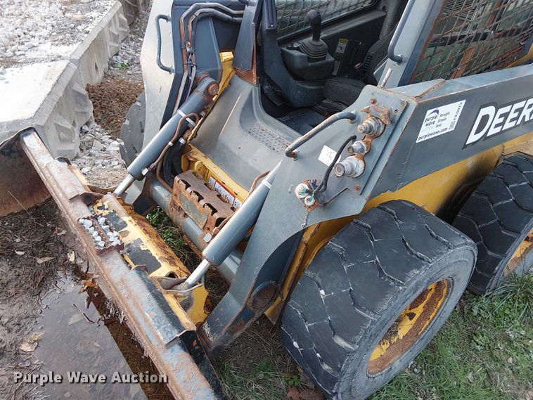image for item FK0873 2017 John Deere 324E skid steer loader