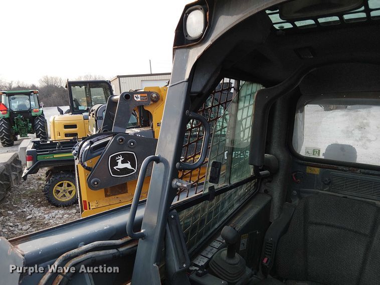 image for item FK0873 2017 John Deere 324E skid steer loader