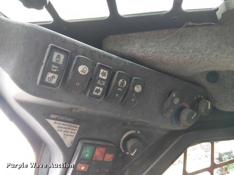 image for item FK0873 2017 John Deere 324E skid steer loader