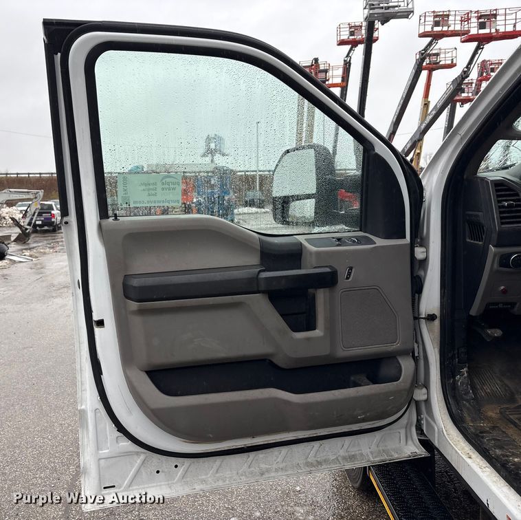 image for item FK1039 2019 Ford F550 Super Duty utility / service truck