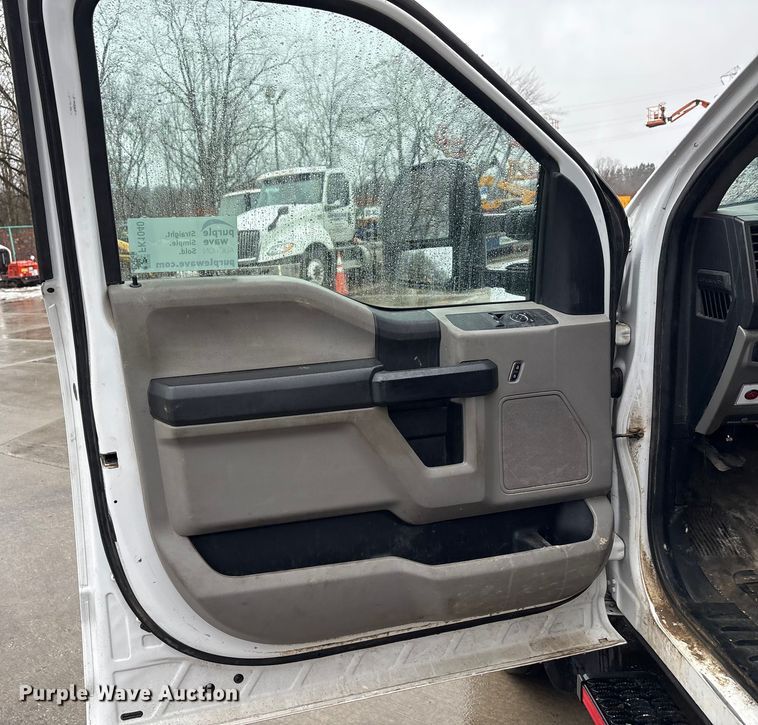 image for item FK1040 2019 Ford F550 Super Duty utility / service truck