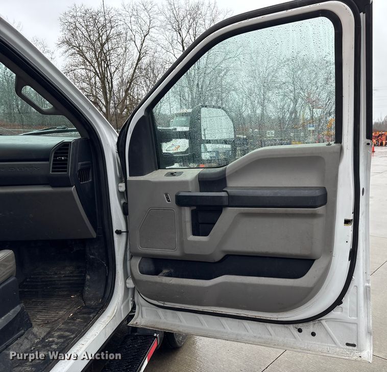image for item FK1040 2019 Ford F550 Super Duty utility / service truck