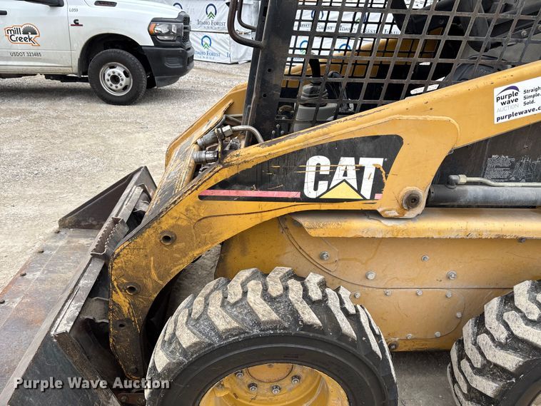 image for item FK2506 2004 Caterpillar 216 skid steer loader