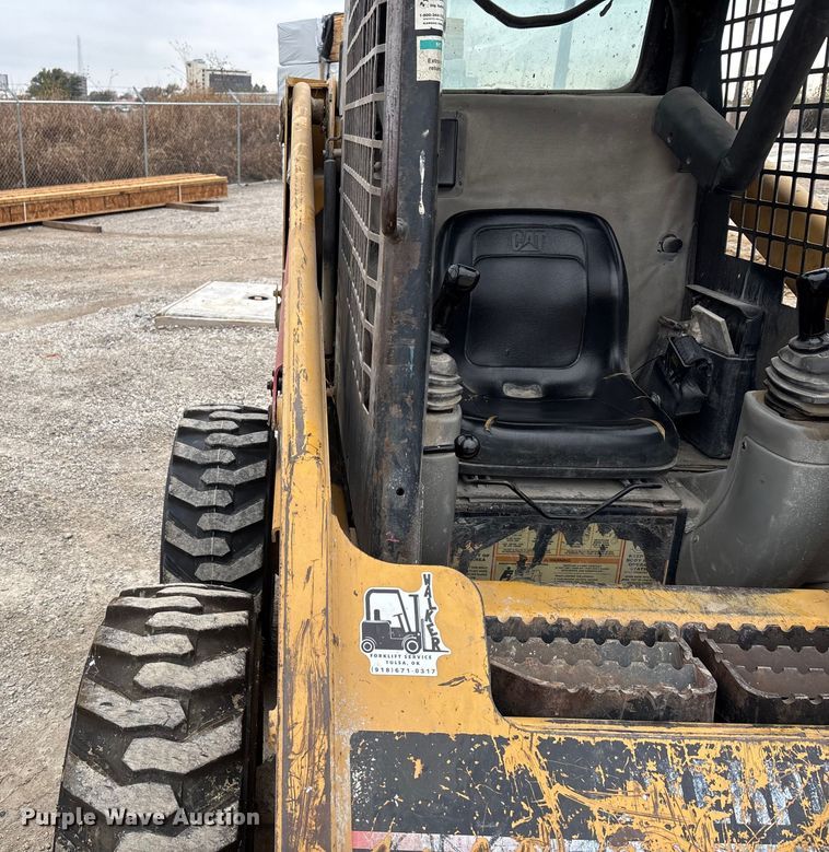 image for item FK2506 2004 Caterpillar 216 skid steer loader