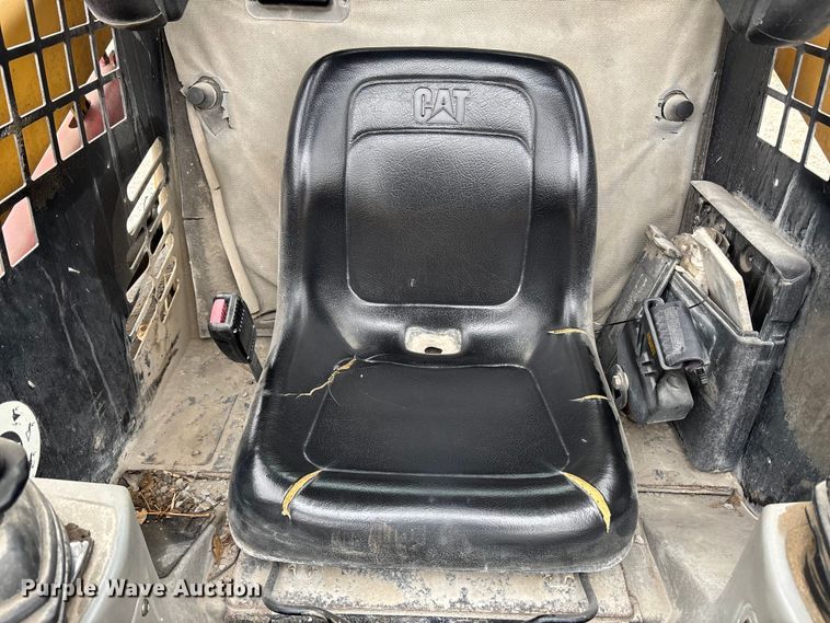 image for item FK2506 2004 Caterpillar 216 skid steer loader