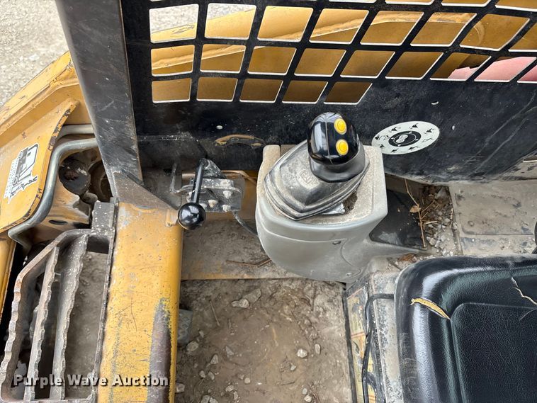 image for item FK2506 2004 Caterpillar 216 skid steer loader