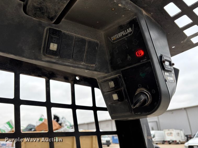 image for item FK2506 2004 Caterpillar 216 skid steer loader