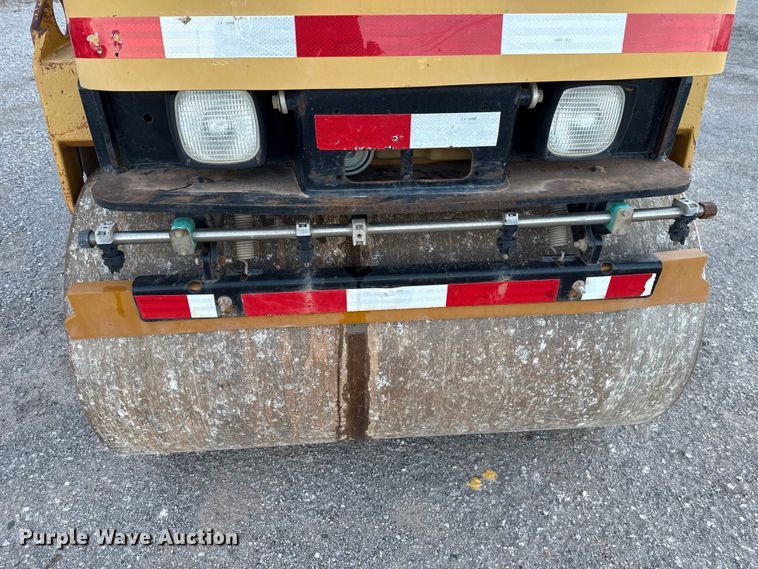 image for item HI9361 2006 Caterpillar CB-224E double drum vibratory roller