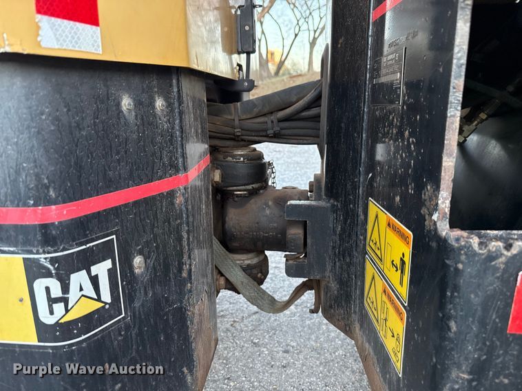 image for item HI9361 2006 Caterpillar CB-224E double drum vibratory roller