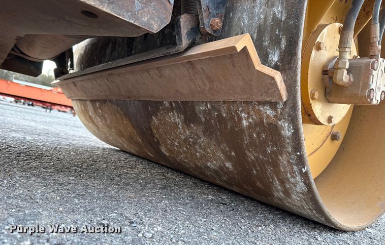 image for item HI9361 2006 Caterpillar CB-224E double drum vibratory roller