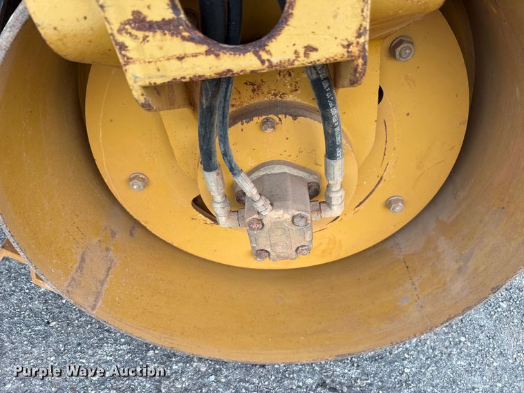 image for item HI9361 2006 Caterpillar CB-224E double drum vibratory roller