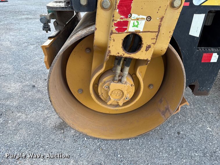 image for item HI9361 2006 Caterpillar CB-224E double drum vibratory roller